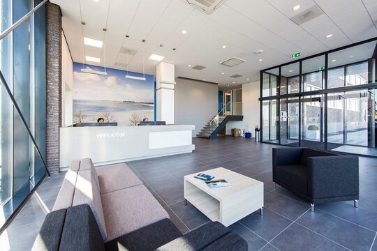 Stormvaste automatische deuren / tochtsluis voor hoofdkantoor IJsselmeerbeton