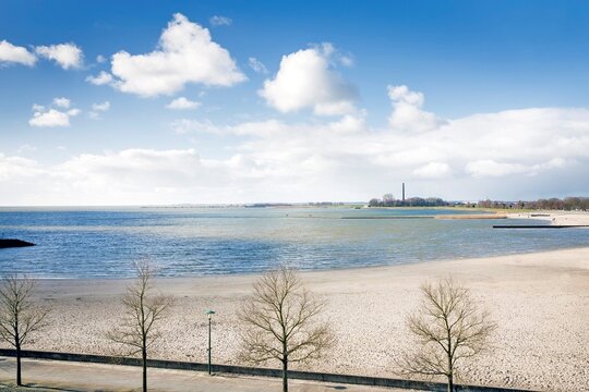 Stormvaste automatische deuren / tochtsluis voor hoofdkantoor IJsselmeerbeton