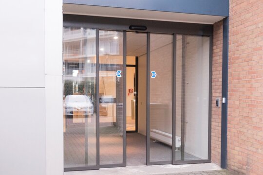 Brocacef, Maarssen: Inbraakwerende tourniquet, schuifdeuren & snellooppoorten met toegangsbadge